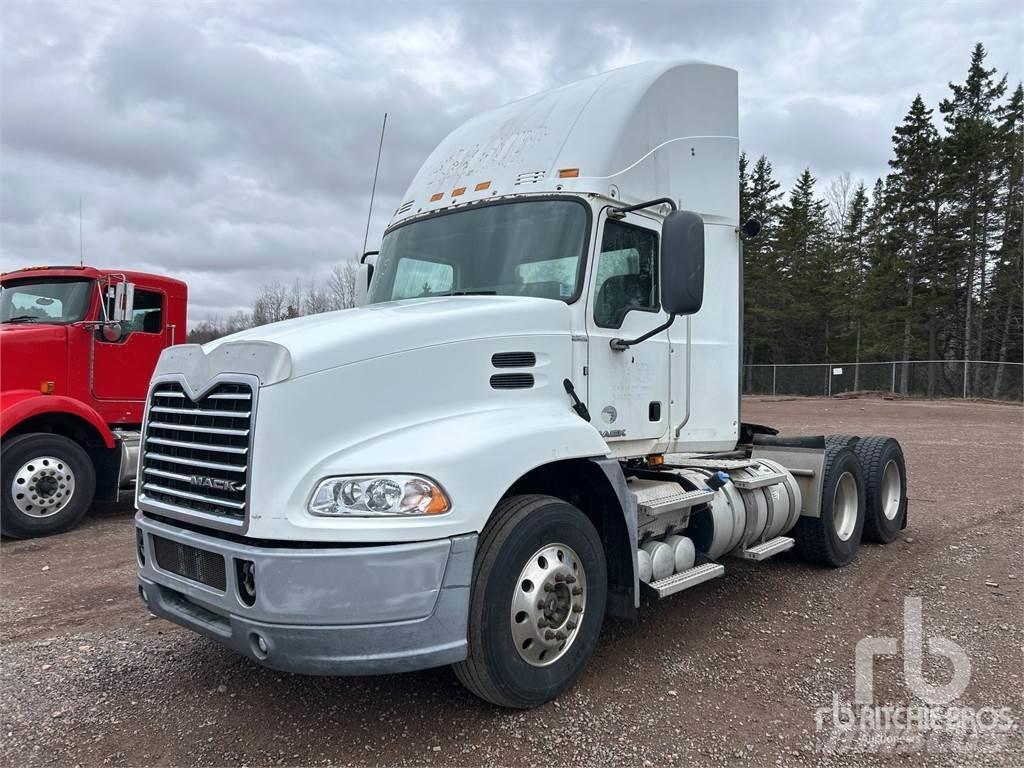 Mack CXU613 Vetopöytäautot