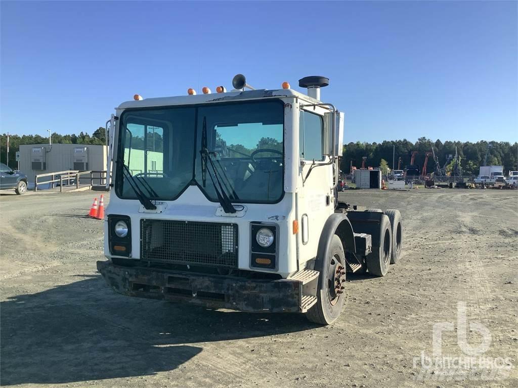 Mack MR688S Vetopöytäautot