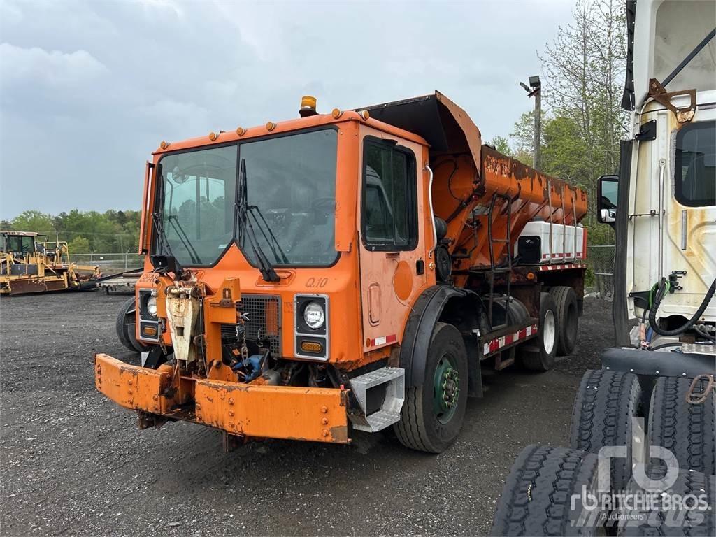 Mack MR688S Hiekan- ja suolanlevittimet