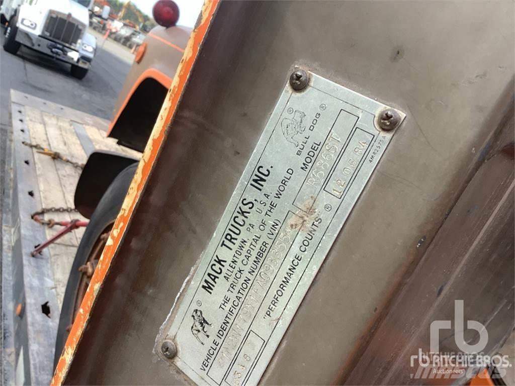 Mack R685ST Vetopöytäautot