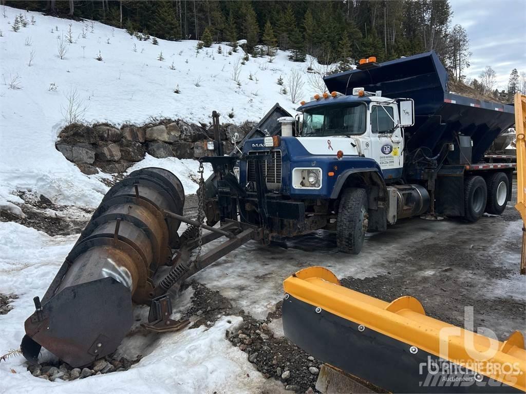 Mack RB688S Lumiaurat