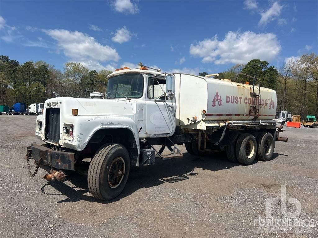 Mack RD685S Vesisäiliöautot