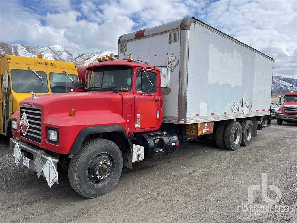 Mack RD69OS Pakettiautot