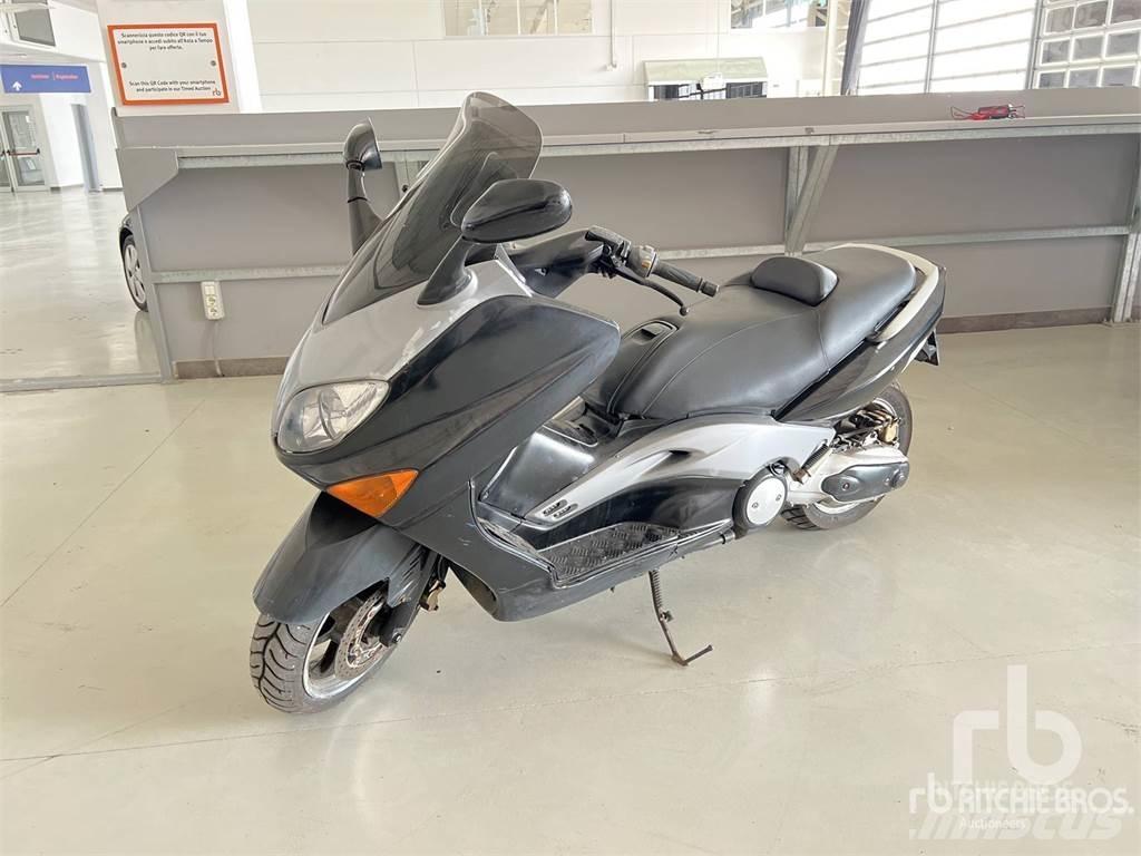 Yamaha TMAX Henkilöautot
