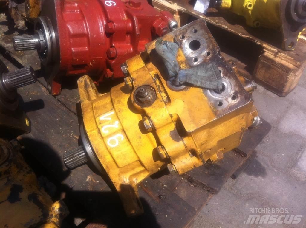 Komatsu E215... Moottorit