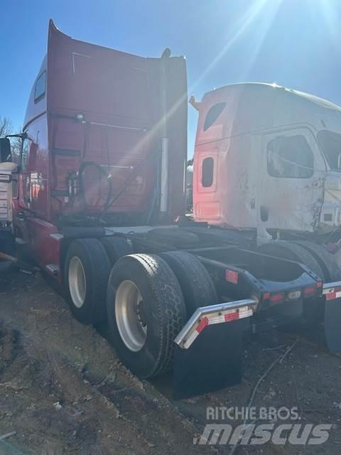Volvo VNL64T670 Vetopöytäautot