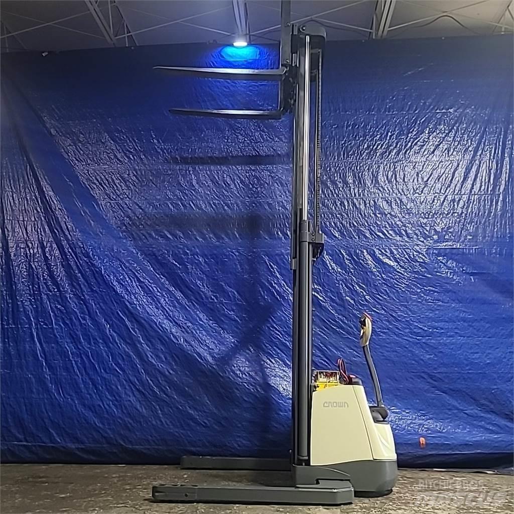 Crown SX3000-40 Ajettavat pinoamisvaunut