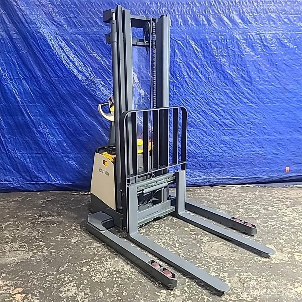 Crown SX3000-40 Ajettavat pinoamisvaunut