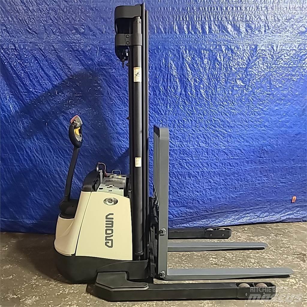 Crown SX3000-40 Ajettavat pinoamisvaunut