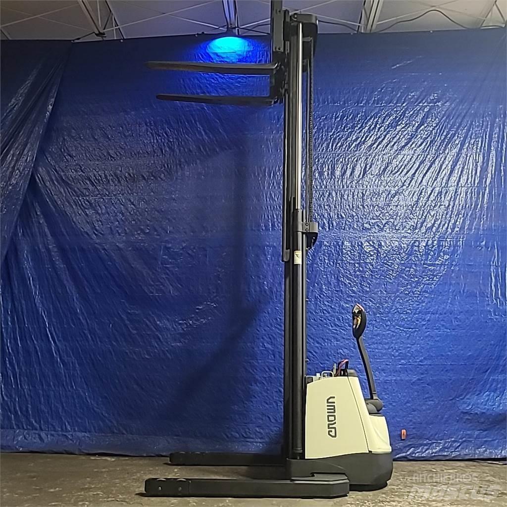 Crown SX3000-40 Ajettavat pinoamisvaunut