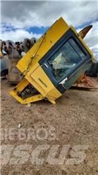 Komatsu WA1200 Ohjaamo ja sisusta