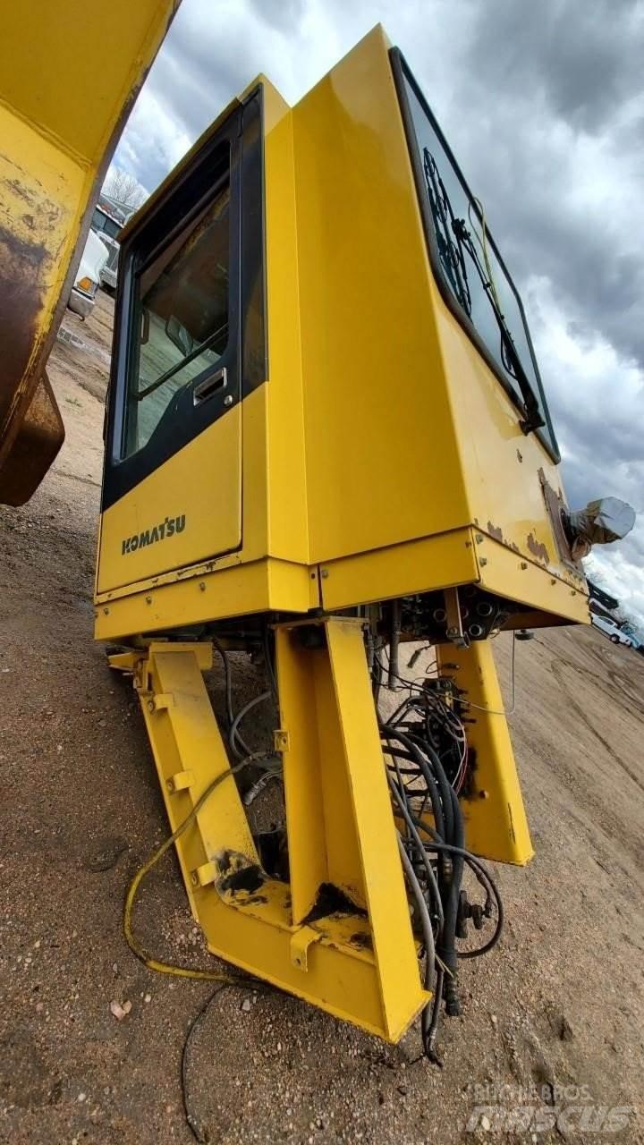 Komatsu WA1200 Ohjaamo ja sisusta