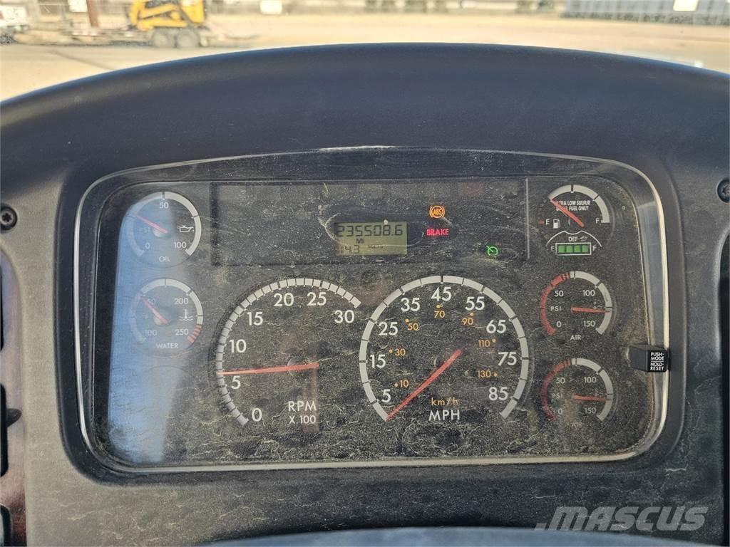 Freightliner M2 106 Vetopöytäautot