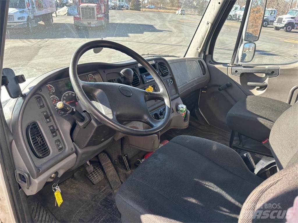 Freightliner M2 106 Umpikorikuorma-autot
