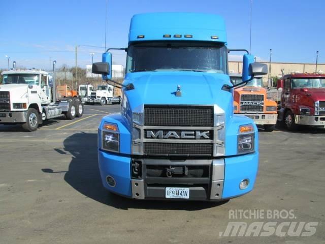 Mack AN64T Vetopöytäautot