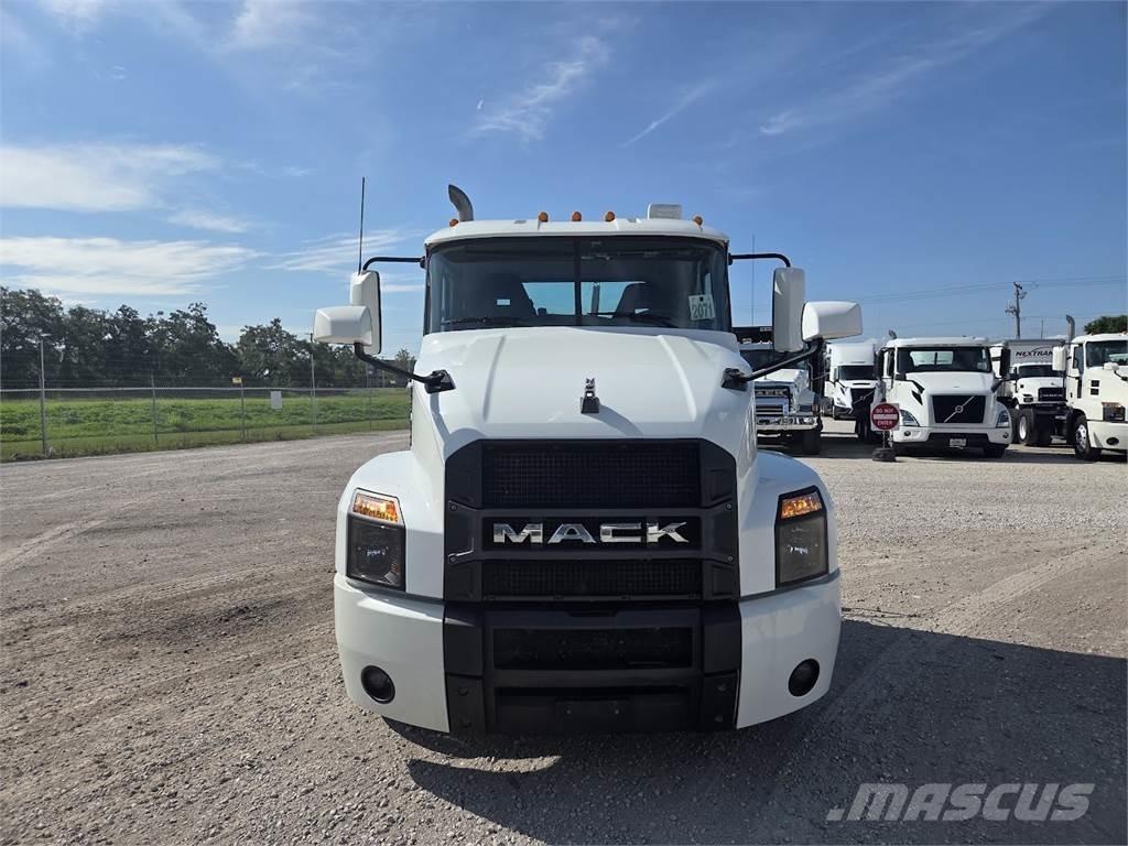 Mack AN64T Vetopöytäautot