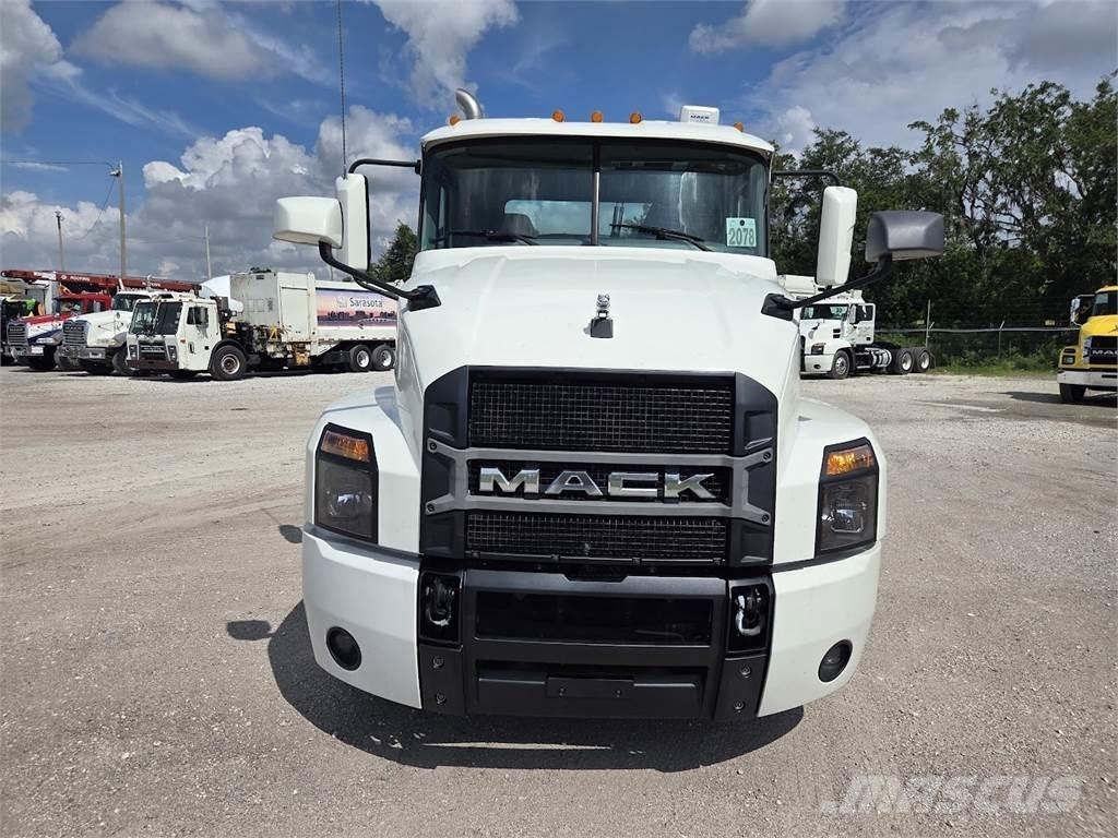 Mack AN64T Vetopöytäautot