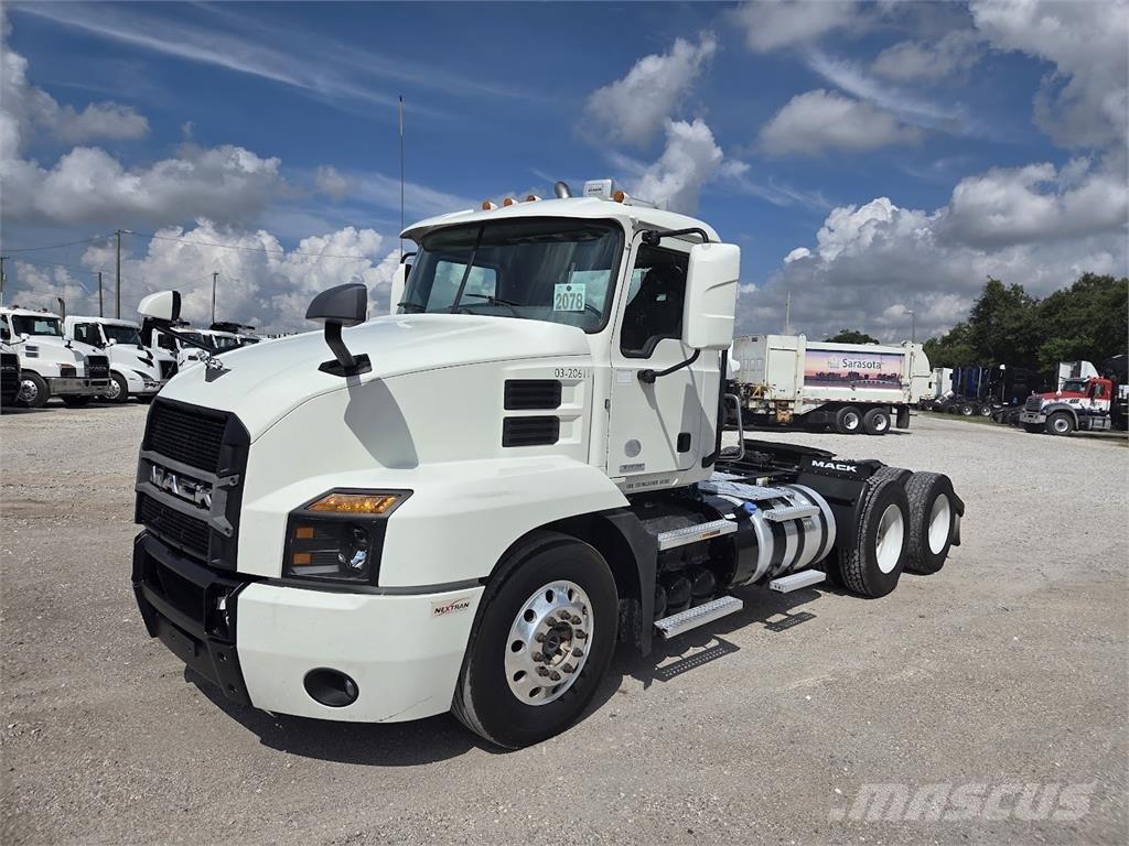 Mack AN64T Vetopöytäautot