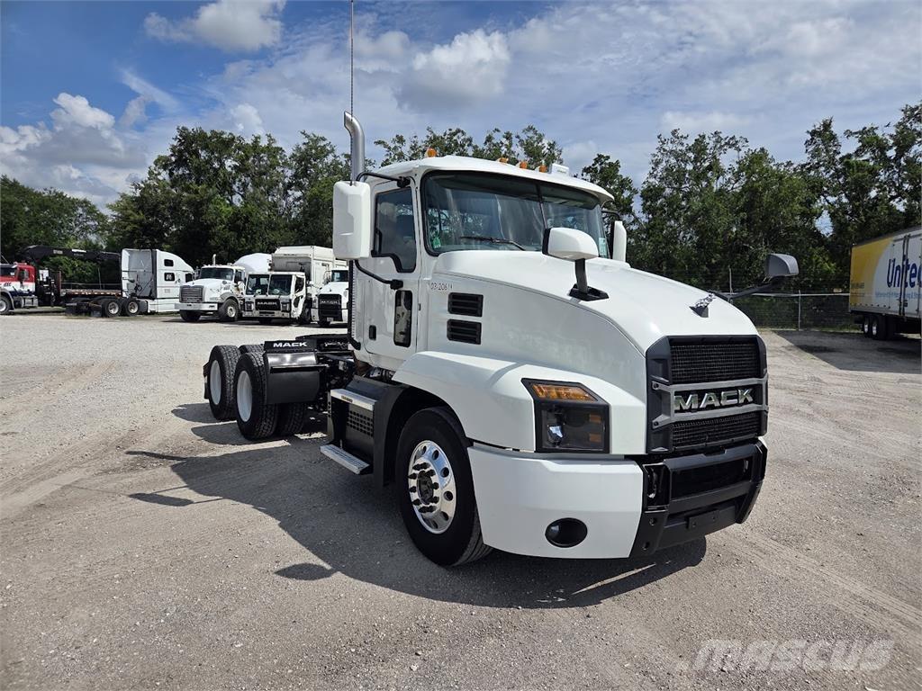 Mack AN64T Vetopöytäautot