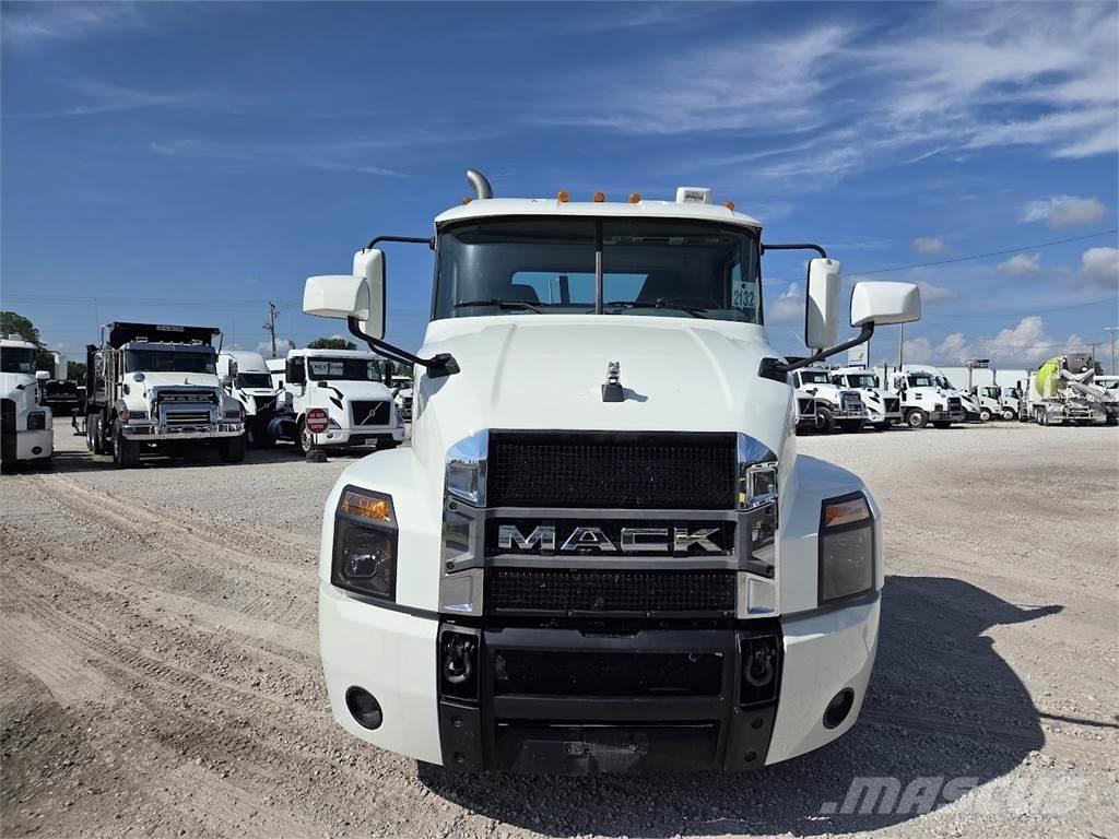 Mack AN64T Vetopöytäautot