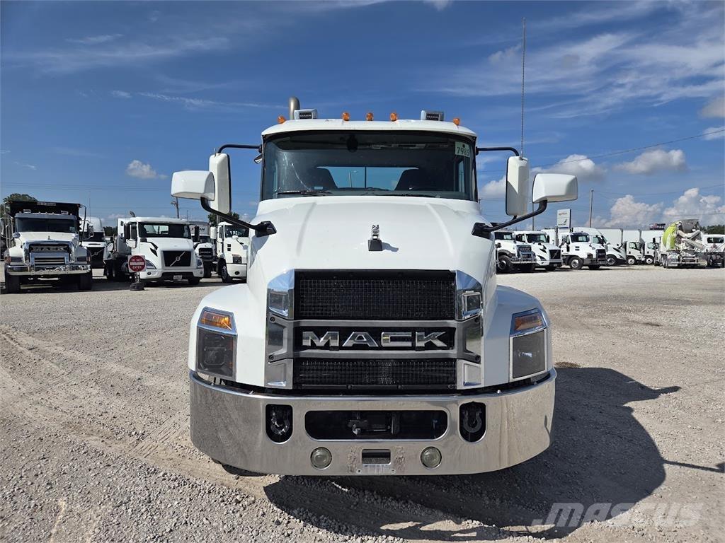 Mack AN64T Vetopöytäautot