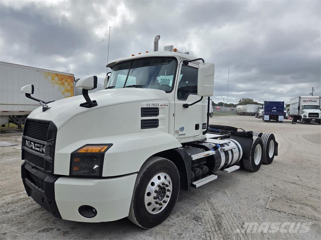 Mack AN64T Vetopöytäautot