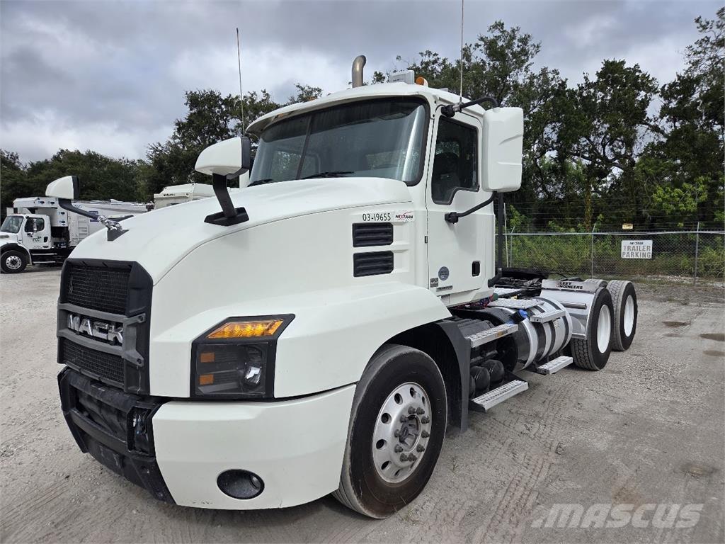 Mack AN64T Vetopöytäautot