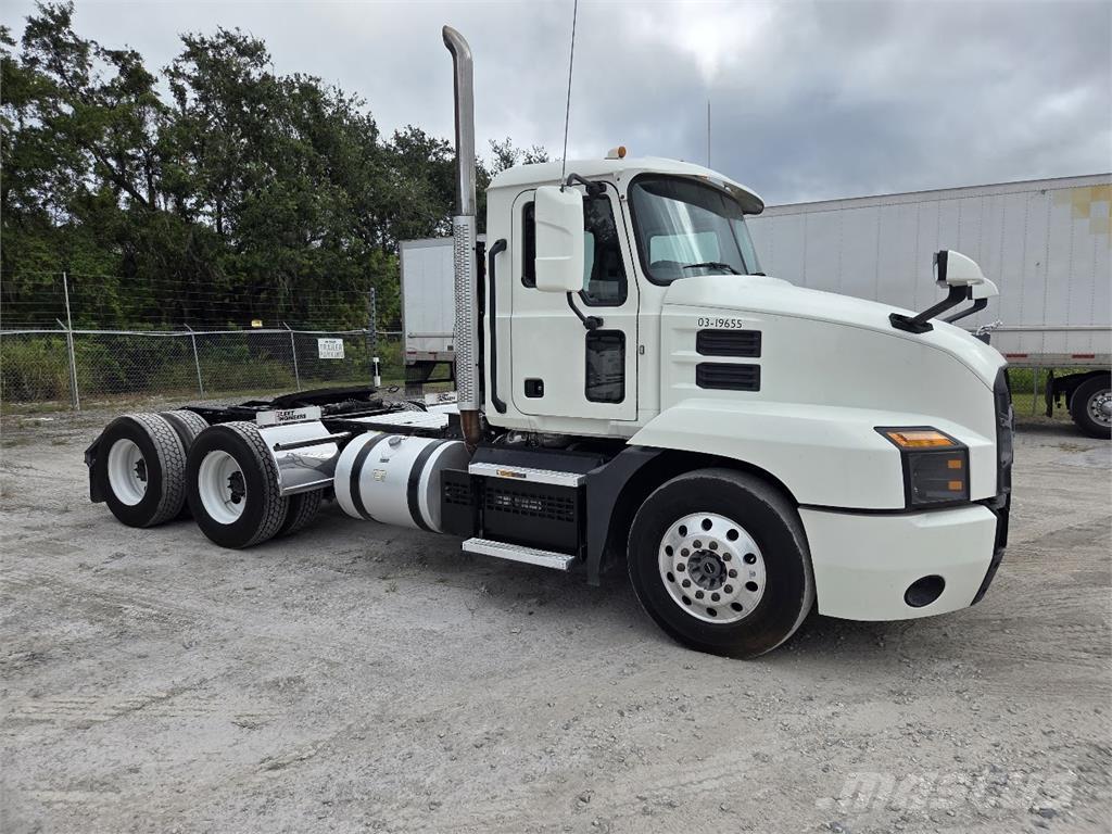 Mack AN64T Vetopöytäautot