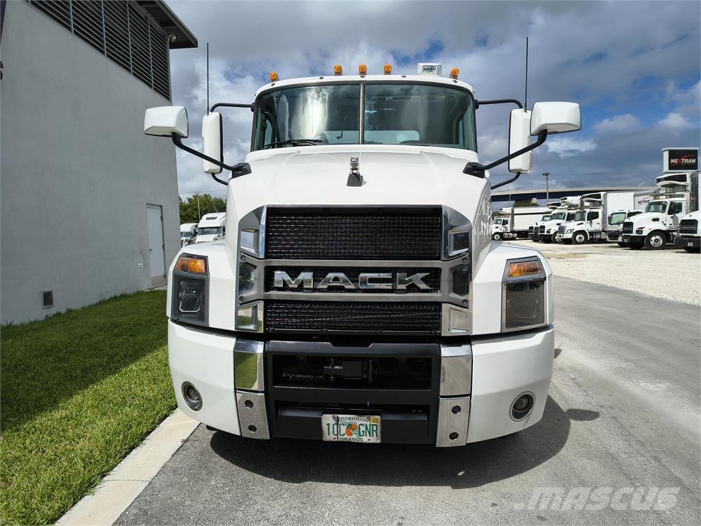 Mack AN64T Vetopöytäautot