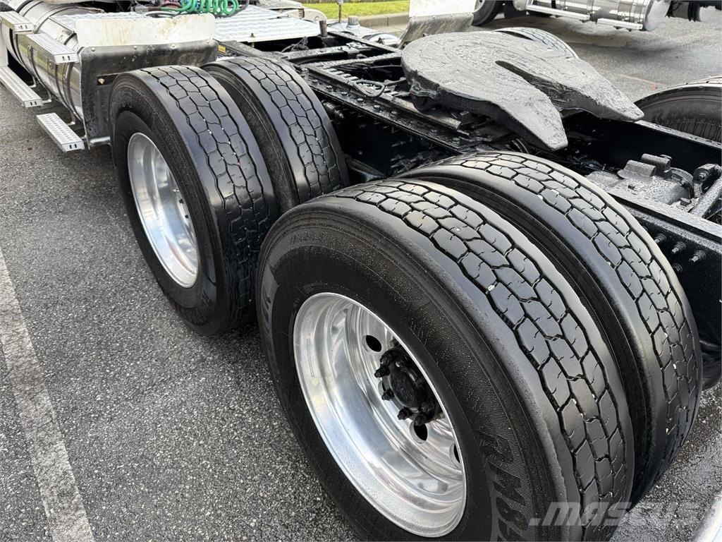 Mack CHU613 Vetopöytäautot