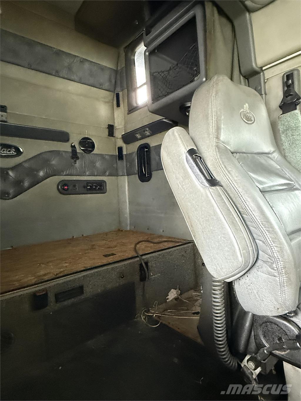 Mack CXU613 Vetopöytäautot