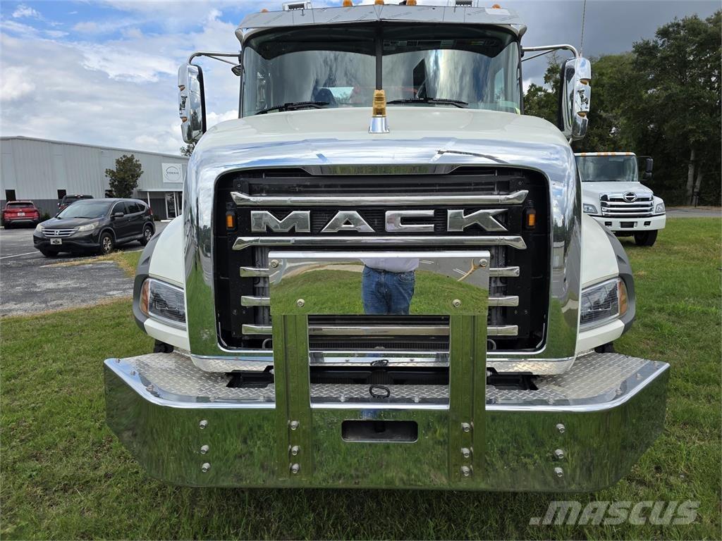 Mack GR64BR Sora- ja kippiautot
