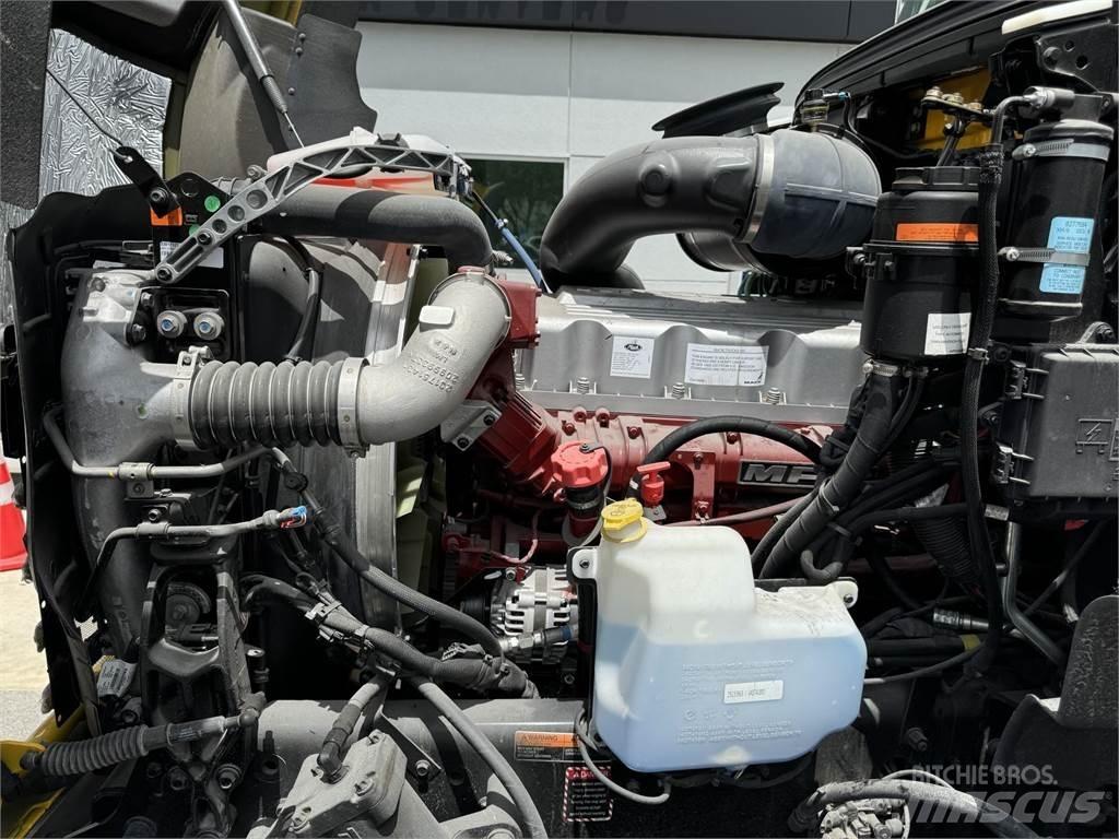 Mack GR64BRX Sora- ja kippiautot