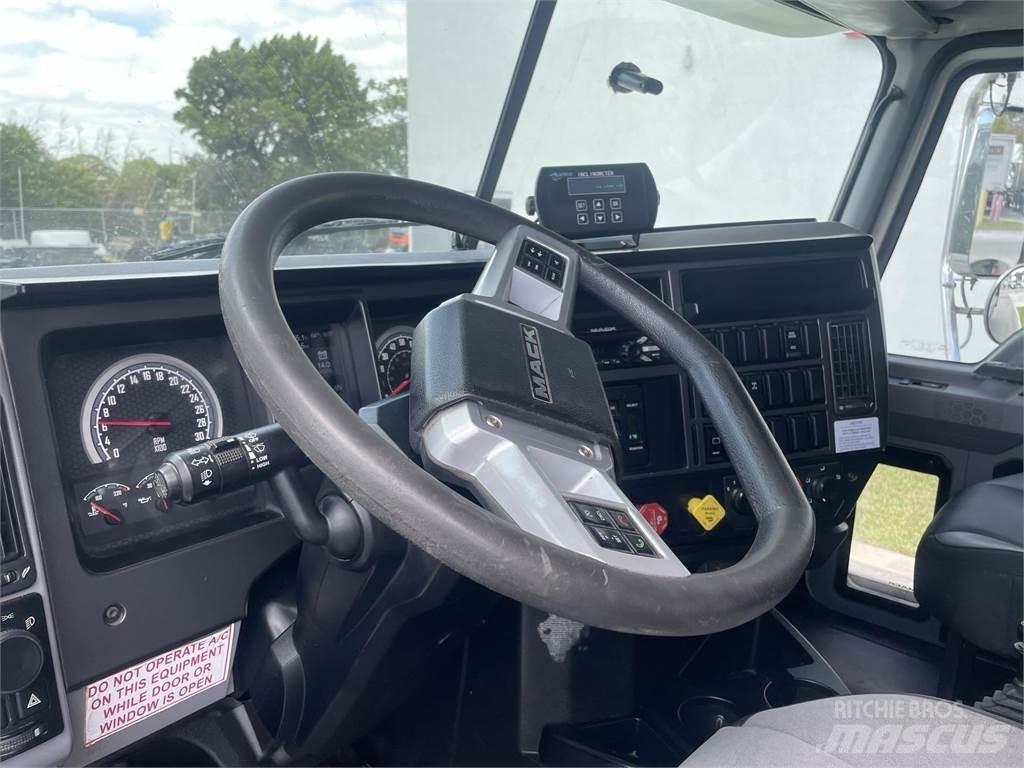 Mack GR64F Sora- ja kippiautot