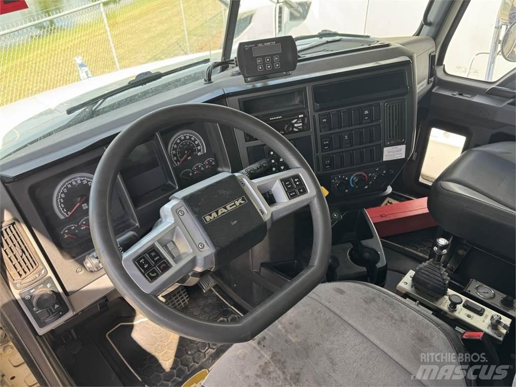 Mack GR64F Sora- ja kippiautot