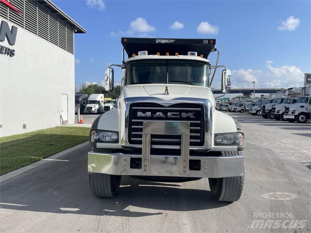 Mack GR64F Sora- ja kippiautot