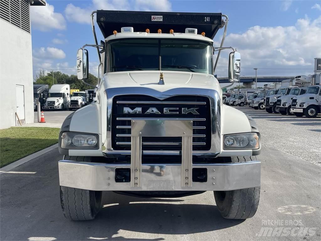 Mack GR64F Sora- ja kippiautot