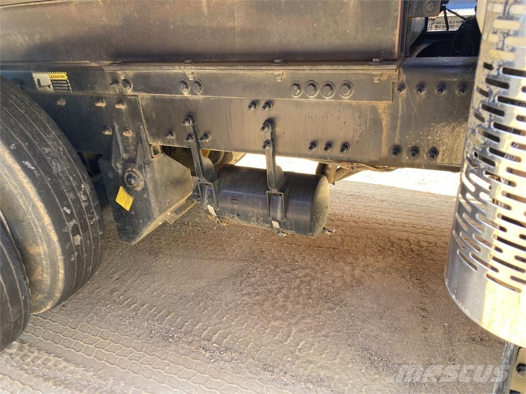 Mack GR64F Sora- ja kippiautot