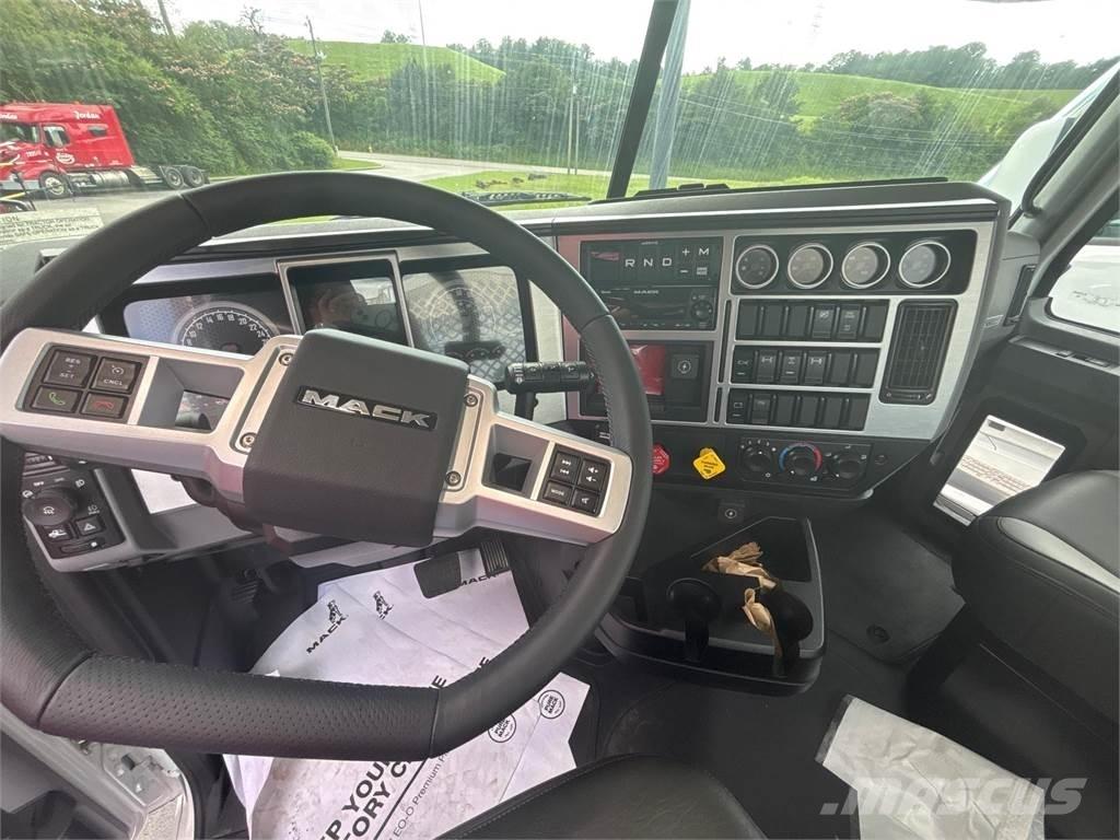 Mack GR64FT Vetopöytäautot