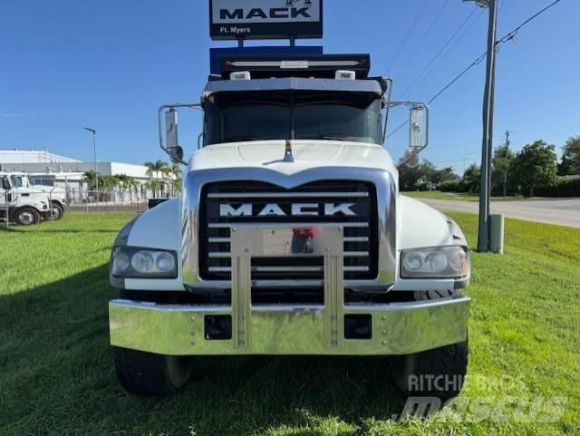 Mack GU713 Vetopöytäautot