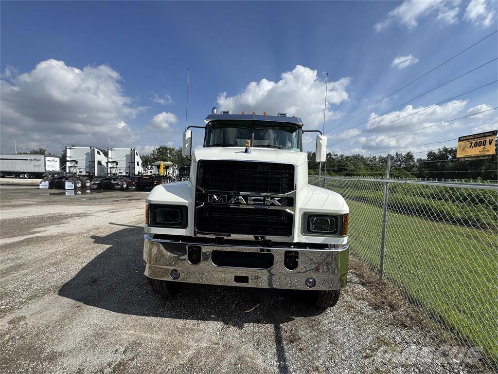 Mack PI64T Vetopöytäautot