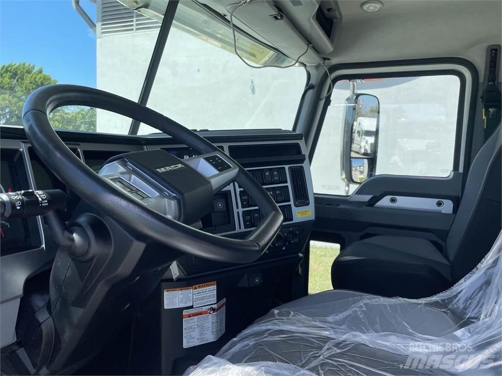 Mack PI64T Vetopöytäautot