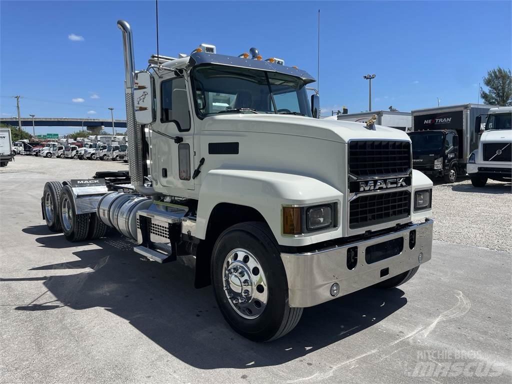 Mack PI64T Vetopöytäautot
