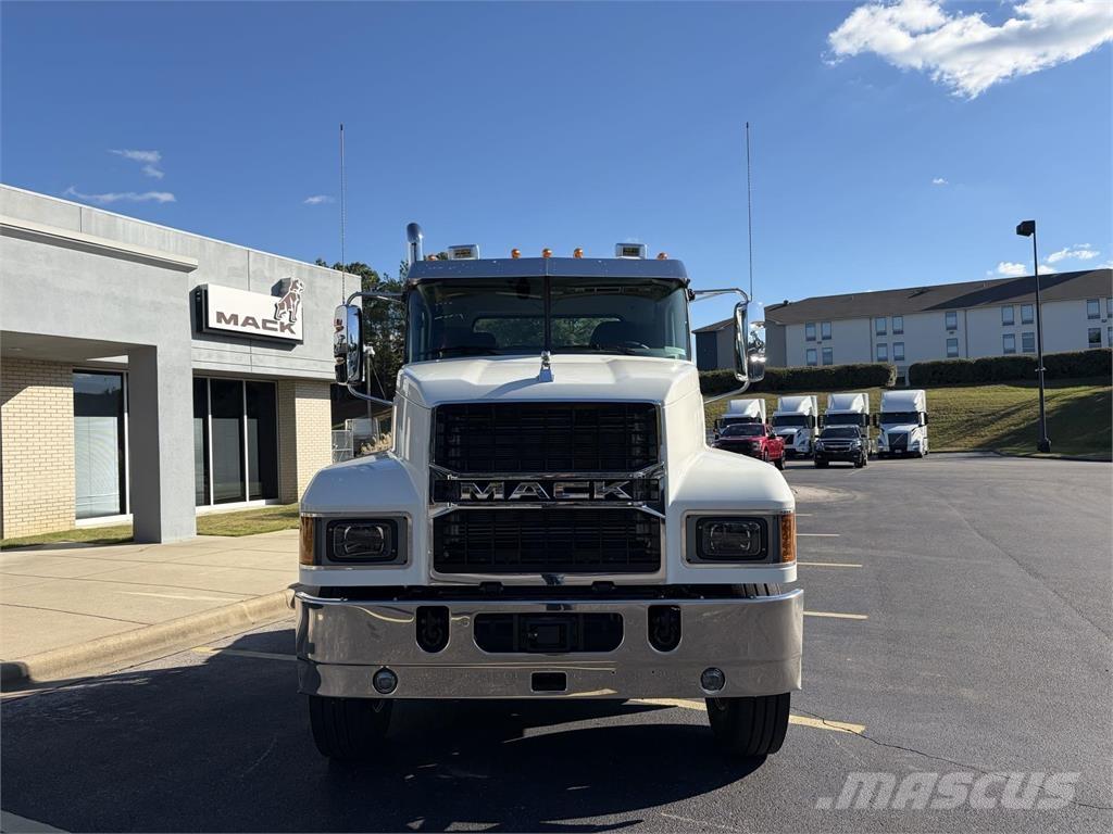 Mack PI64T Vetopöytäautot