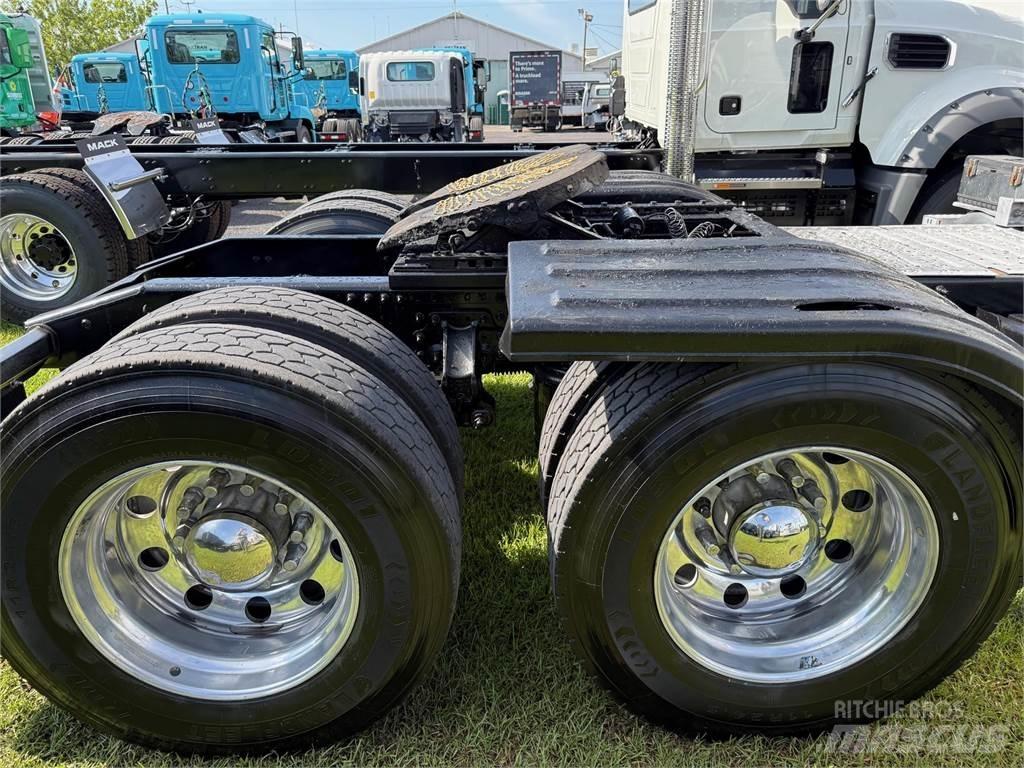 Mack PI64T Vetopöytäautot