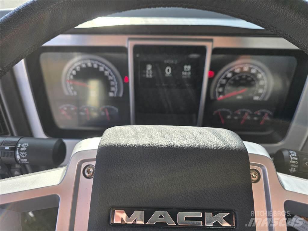 Mack PI64T Vetopöytäautot