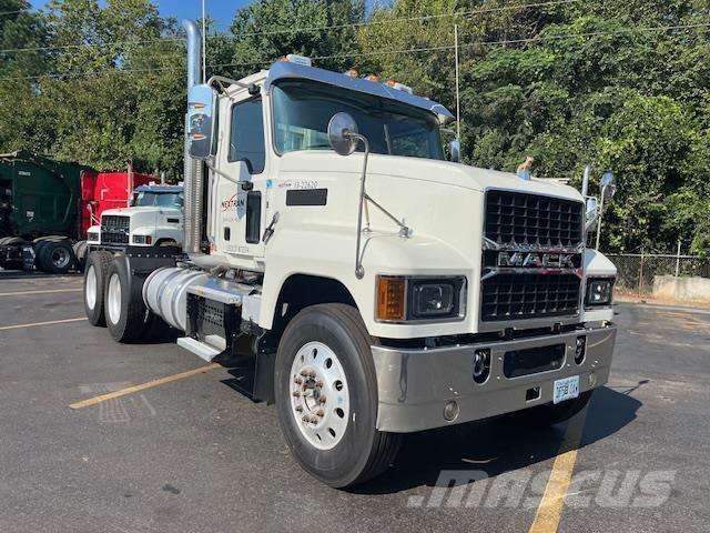 Mack PI64T Vetopöytäautot