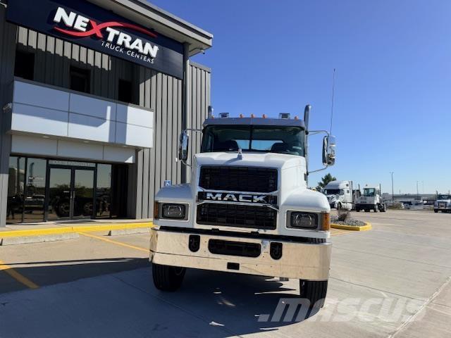 Mack PI64T Vetopöytäautot