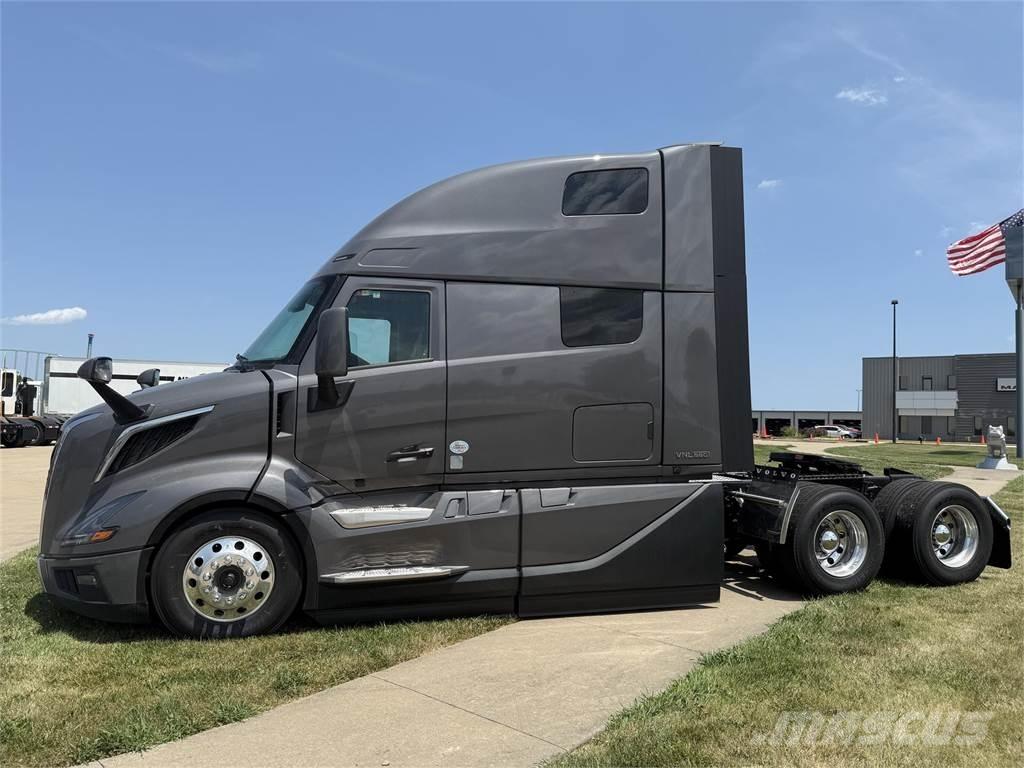 Volvo NEW VNL860 Vetopöytäautot