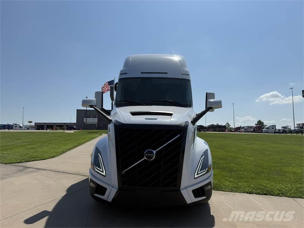 Volvo NEW VNL860 Vetopöytäautot